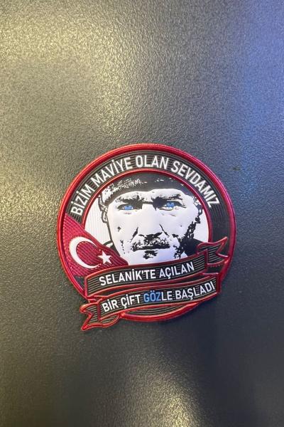 Bizim Maviye Olan Sevdamız Selanik te Açılan Bir Çift Gözle Başladı Yazılı Yuvarlak Patch Kırmızı